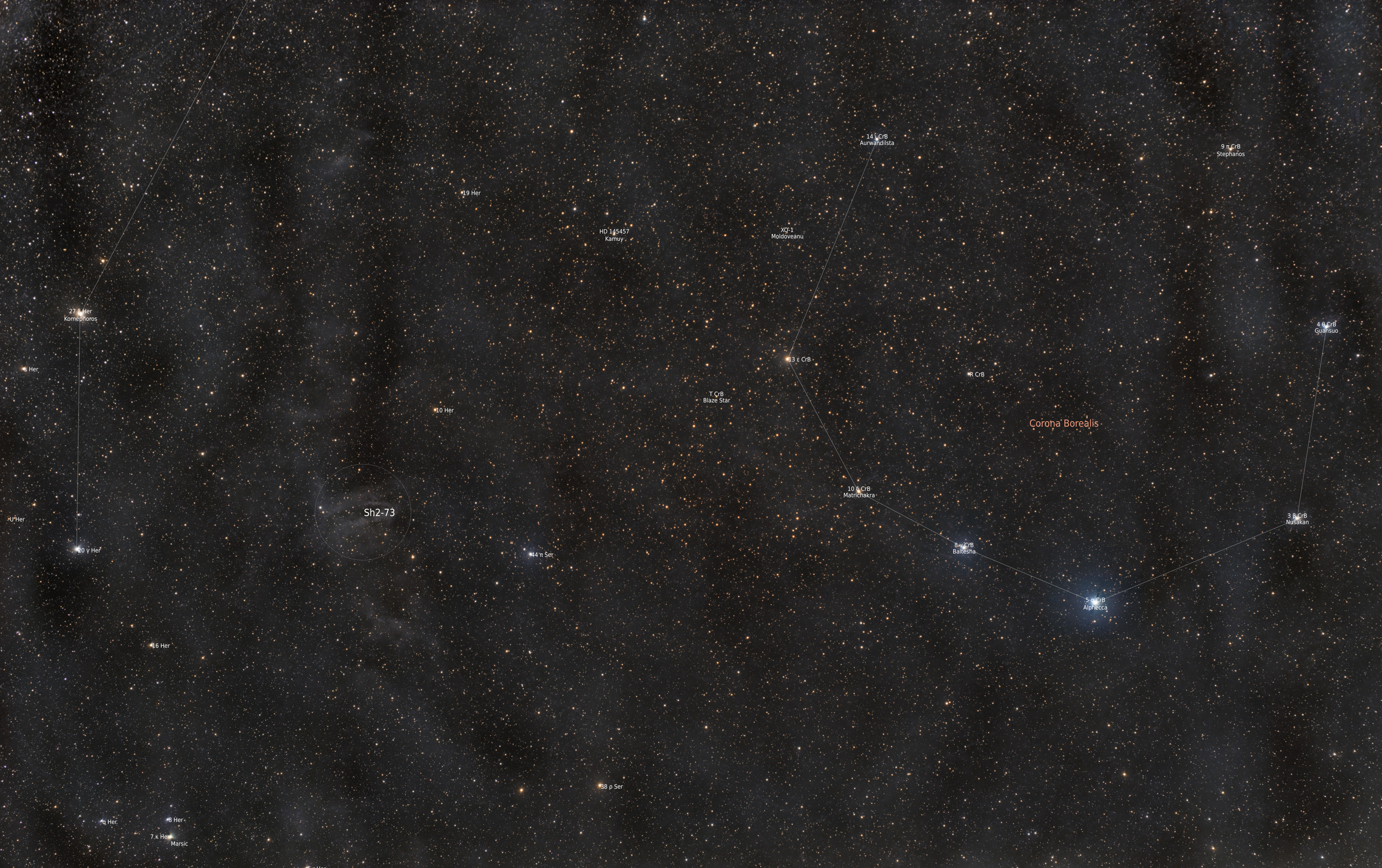 Die vom Licht der Milchstraße beleuchtete Staubwolke Sh2-73 zwischen den Sternbildern Herkules (Ausschnitt links oben) und der nördlichen Krone (Corona Borealis)